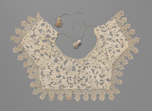 Collar of needle lace and an outer edge of bobbin lace with very deep scallops