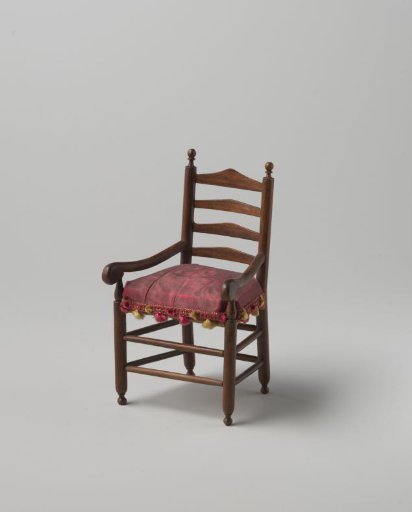 Armchair (knob chair model) of walnut wood with smooth, turned stiles and cross rails, front legs and back stiles ending in finely turned knobs