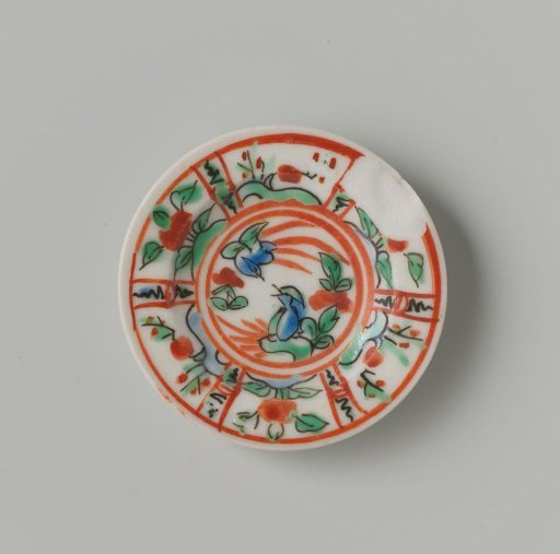 Porcelain plate with polychrome decoration, on the flat two 'phoenixes', rim in compartments with fruits and flowers