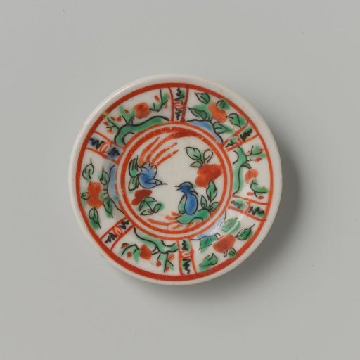Porcelain dish with polychrome decoration, on the plate two 'phoenixes', rim in compartments with fruits and flowers