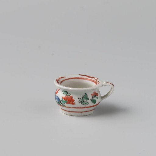 Covered jar with polychrome decoration in Kakiemon style