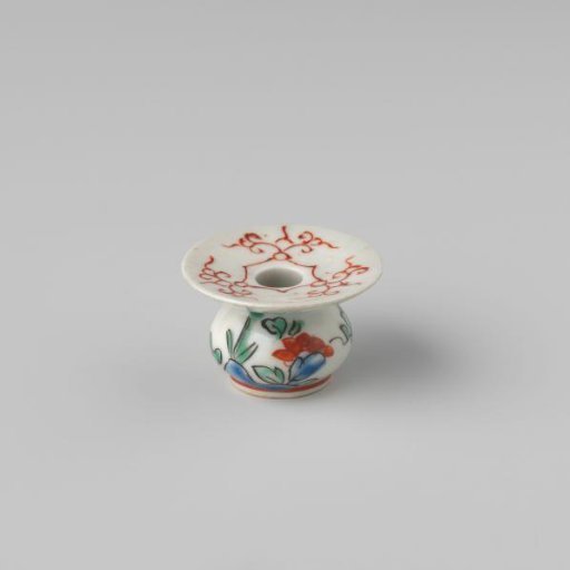 Krispedoor of porcelain with polychrome decoration in Kakiemon style (flowers and rockery, red wave decoration on the rim)