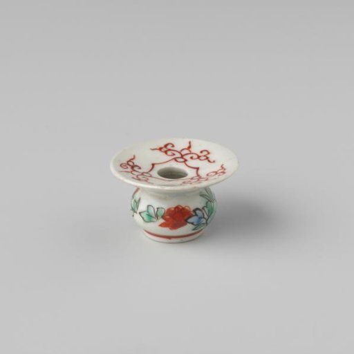 Krispedoor of porcelain with polychrome decoration in Kakiemon style (flowers and rockery, red wave decoration on the rim)