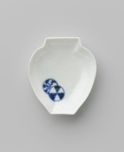 Porcelain dish in the form of a closed lotus flower (?), blue underglaze decoration of two circles with Japanese man (flowers)