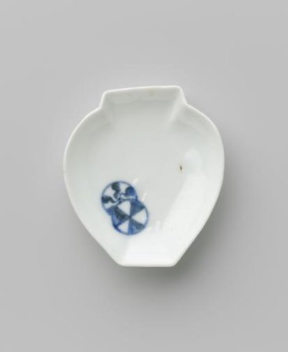 Porcelain dish in the form of a closed lotus flower (?), blue underglaze decoration of two circles with Japanese man (flowers)