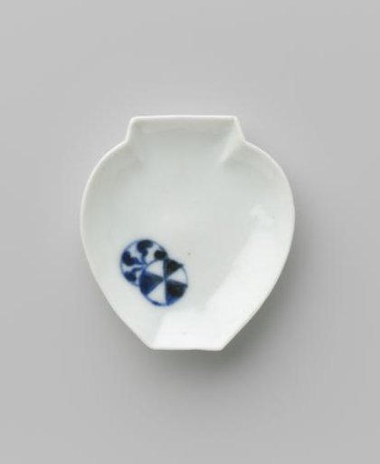 Porcelain dish in the form of a closed lotus flower (?), blue underglaze decoration of two circles with Japanese man (flowers)