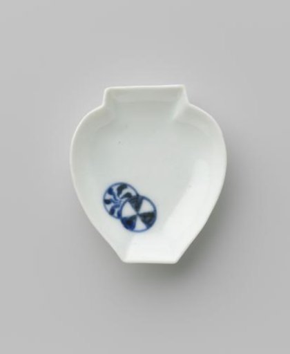 Porcelain dish in the form of a closed lotus flower (?), blue underglaze decoration of two circles with Japanese man (flowers)