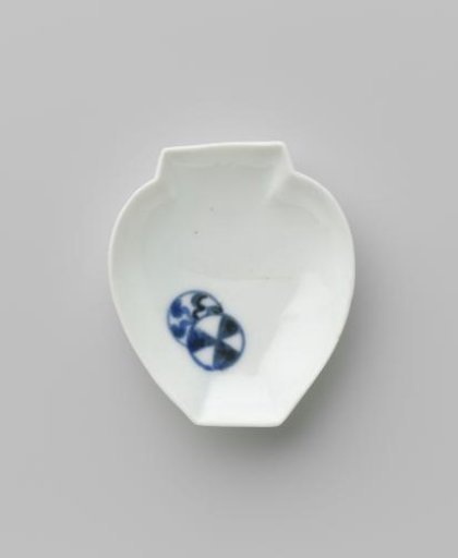 Porcelain dish in the form of a closed lotus flower (?), blue underglaze decoration of two circles with Japanese man (flowers)