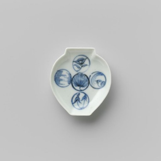 Porcelain dish in the form of a closed lotus flower (?). Blue underglaze decoration of five circles with Japanese man (flowers).