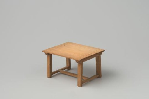 Table made of walnut, with a loose easel