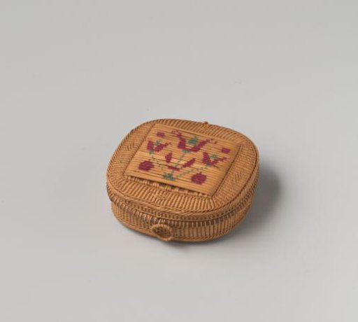 Square or round basket of split willow (fine wickerwork), very finely woven with a geometric diamond pattern, lid and base embroidered with a tulip motif in silk.