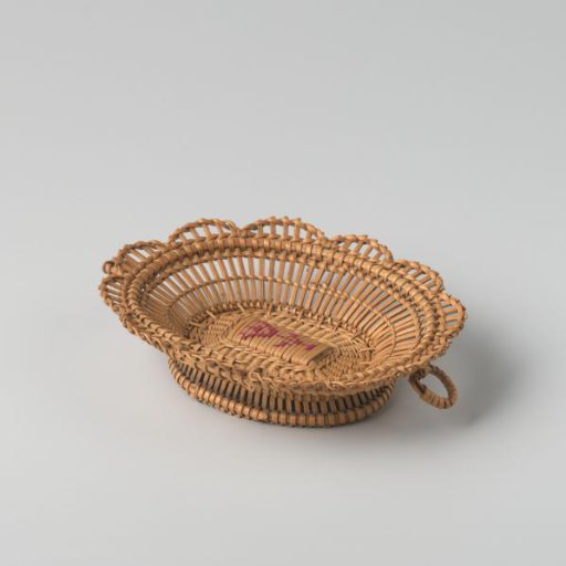 Oval basket with scalloped rim
