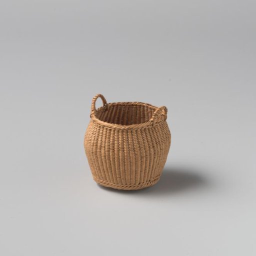 Round basket of split willow