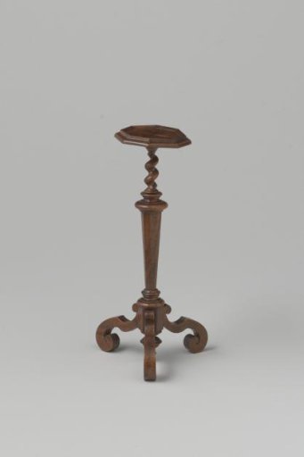 Gueridon made of walnut, octagonal top inlaid with a star motif of walnut, with a raised profiled edge