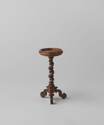 Gueridon made of walnut; round top, with a raised profiled edge