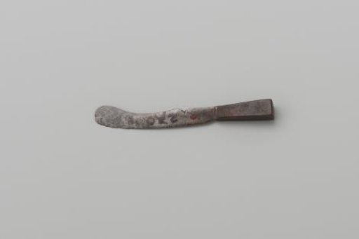 Knife with handle of tortoiseshell or horn