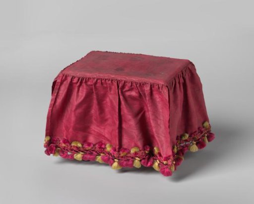 Tablecloth made of red moiré silk, edged at the lower border with passementerie with alternating red and yellow tassels