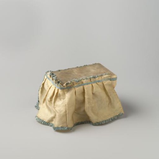 Tablecloth made of light yellow silk.