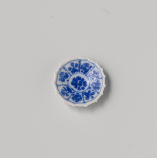 Milk glass dish with blue enamel painting, imitation Chinese porcelain; floral motifs in compartments in Kraak porcelain style; double-walled, the rim pinched into points