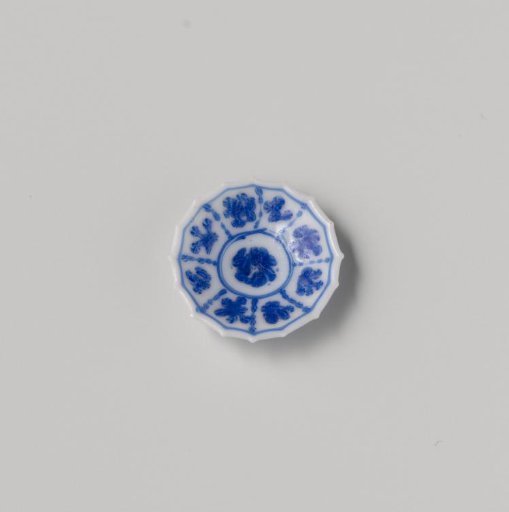 Milk glass dish with blue enamel painting, imitation Chinese porcelain; floral motifs in compartments in Kraak porcelain style; double-walled, the rim pinched into points
