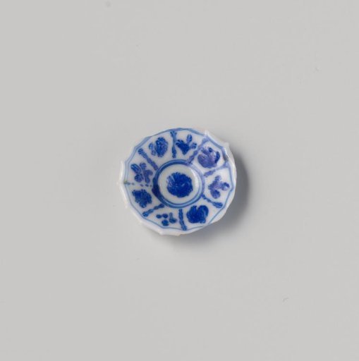 Milk glass dish with blue enamel painting, imitation Chinese porcelain; floral motifs in compartments in Kraak porcelain style; double-walled, the rim pinched into points