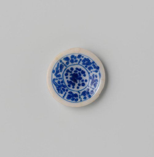 Milk glass dish with blue enamel painting, imitation Chinese porcelain; floral motifs in compartments in Kraak porcelain style; double-walled with smooth rim.