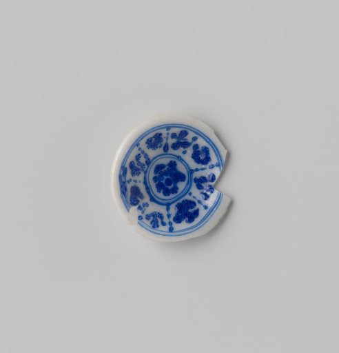 Milk glass dish with blue enamel painting, imitation Chinese porcelain; floral motifs in compartments in Kraak porcelain style; double-walled with smooth rim.
