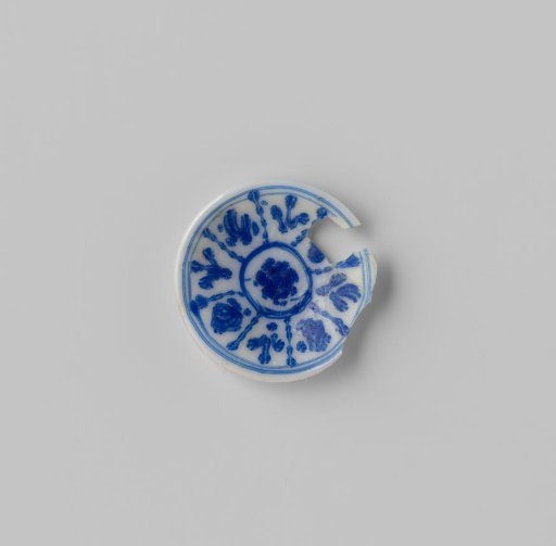 Milk glass dish with blue enamel painting, imitation Chinese porcelain; floral motifs in compartments in Kraak porcelain style; double-walled with smooth rim.