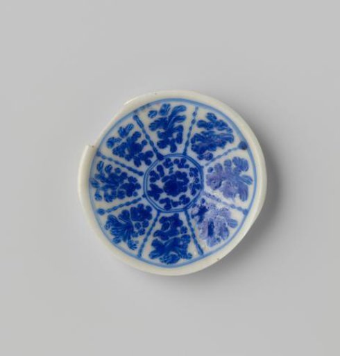 Milk glass dish with blue enamel painting, imitation Chinese porcelain; floral motifs in compartments in Kraak porcelain style, originally also a double-walled dish