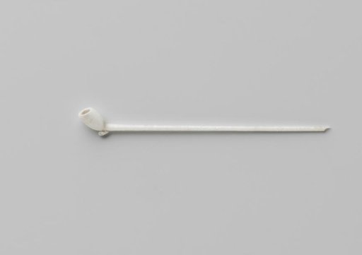 Pipe, 'Gouda' model pipe with long stem and bowl with heel, made of milk glass.