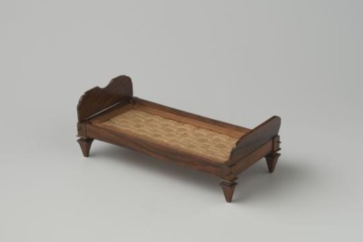 Daybed of walnut with smooth rails and square, tapering legs with moulding on the upper side