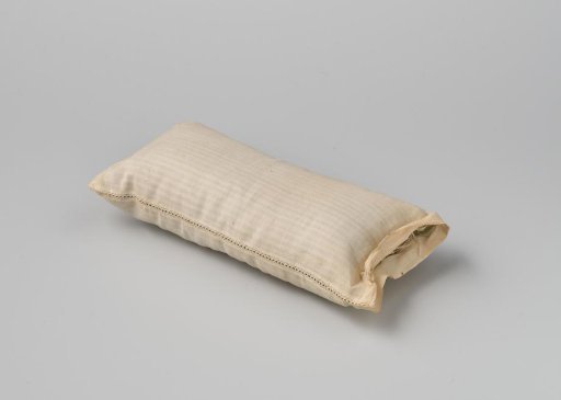 Cover for a mattress of white linen, on three sides with bobbin lace insert