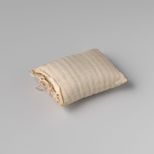 Cushioncase, of very fine white linen (batiste) with a bobbin lace insertion, and closure by means of 2 x 3 fastening tapes