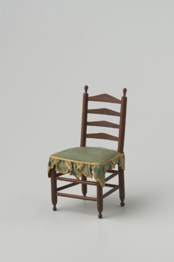 Knob-back chair made of hardwood, with smooth turned stiles and cross-rails, front legs and back stiles ending in finely turned knobs