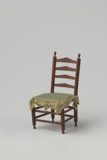 Knob-back chair made of hardwood, with smooth turned stiles and cross-rails, front legs and back stiles ending in finely turned knobs