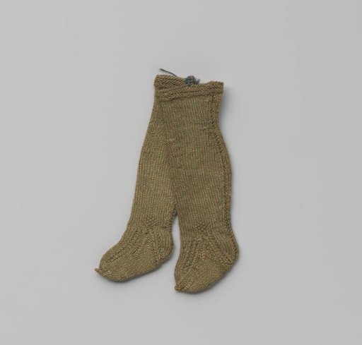 Stocking of green silk, knitted on a form, with a diamond pattern in barleycorn at ankle height