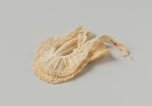 Collar, of white linen; consisting of an unfinished shoulder piece, along the neckline of which a double collar with loose flaps is gathered, trimmed with linen bobbin lace