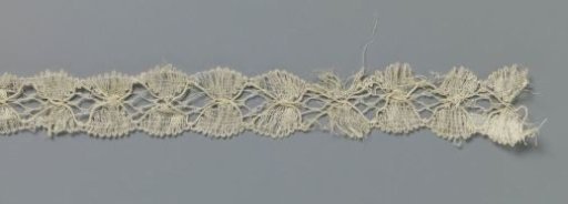 Strip of bobbin lace with diamond-shaped field between mirrored fans