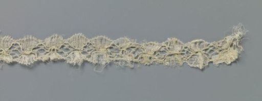 Bobbin lace strip with diamond-shaped field between mirrored fans