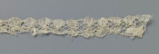 Bobbin lace strip with diamond-shaped field between mirrored fans