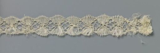 Strip of bobbin lace with diamond-shaped field between mirrored fans