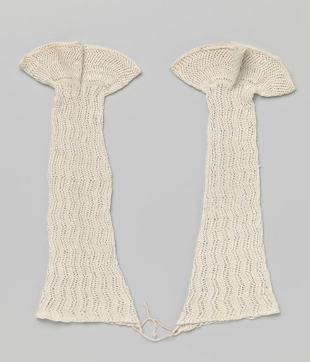Mitten of white knitted cotton
