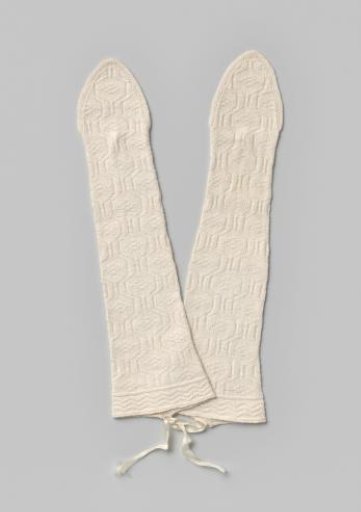 Mitten of white knitted cotton