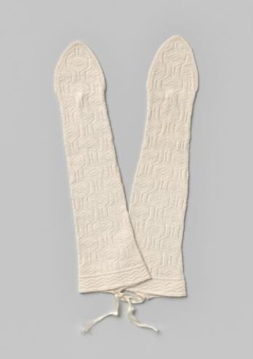 Mitten of white knitted cotton