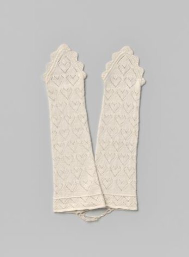 Mitten of white knitted cotton
