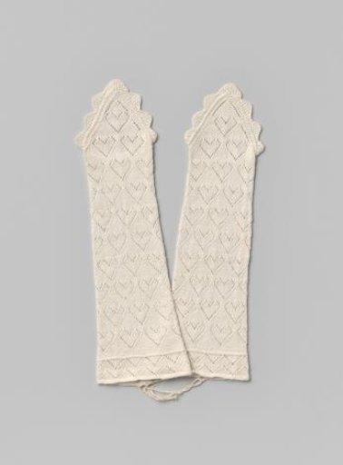 Mitten of white knitted cotton