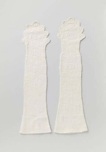 Mitten of white knitted cotton