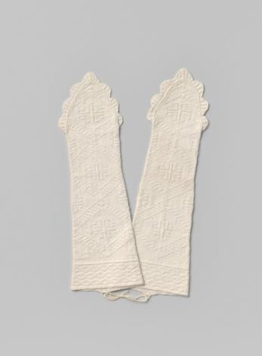 Mitten of white knitted cotton