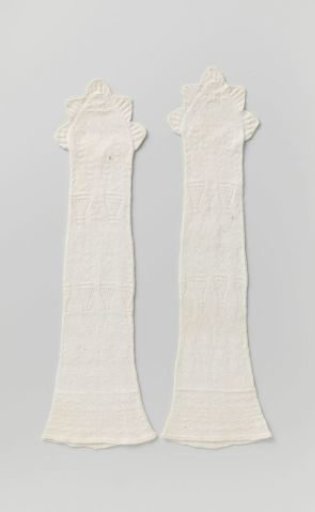 Mittens of white knitted cotton