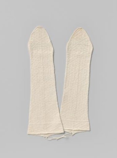 Mittens of white knitted cotton